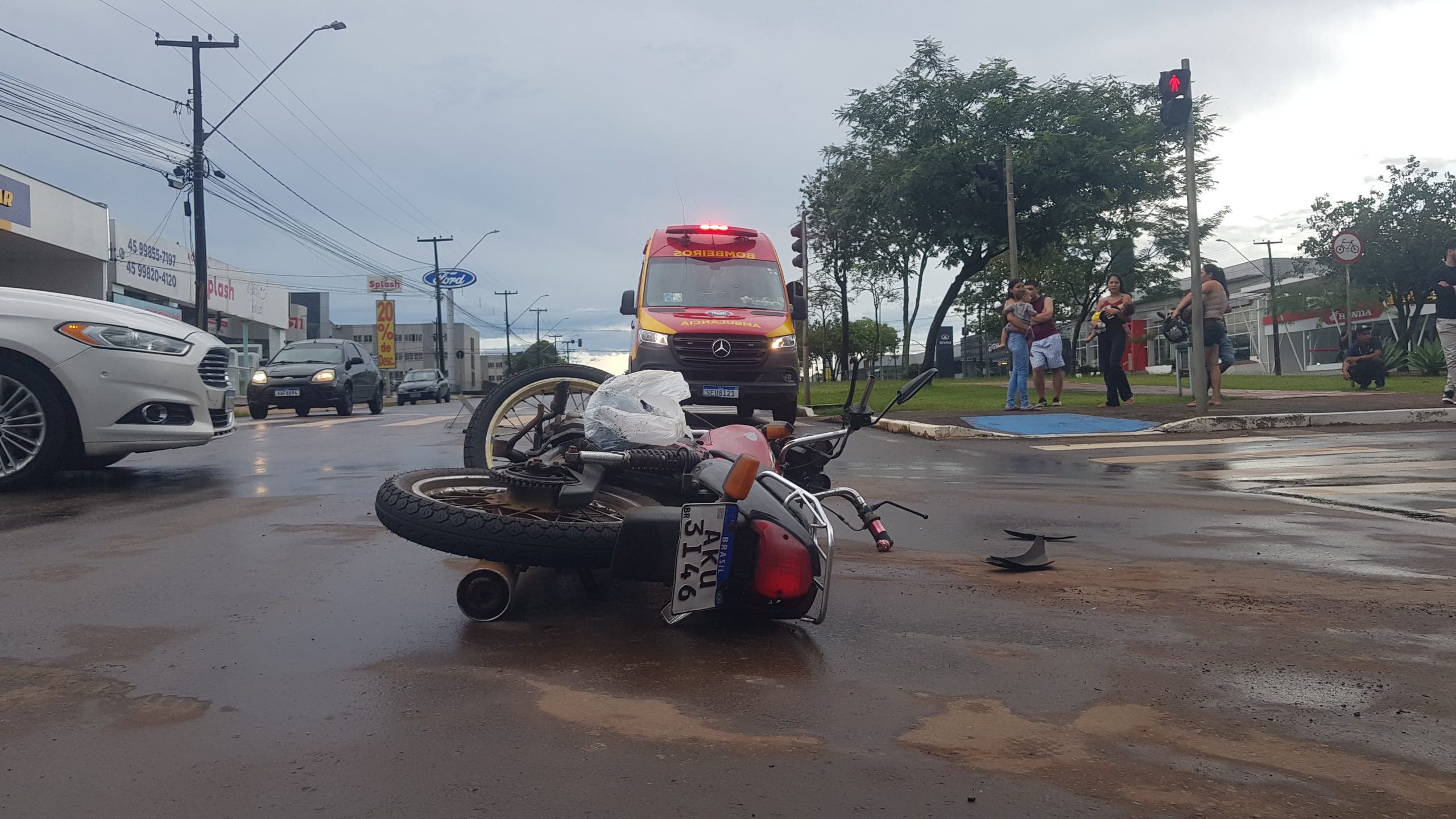 Motociclistas ficam feridos em acidente de trânsito na Avenida Brasil Motociclistas ficam feridos em acidente de trânsito na Avenida Brasil