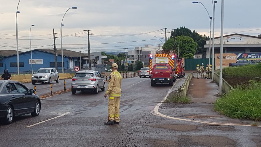 Bombeiros resgatam pessoa em situação de risco no viaduto da Avenida Rocha Pombo