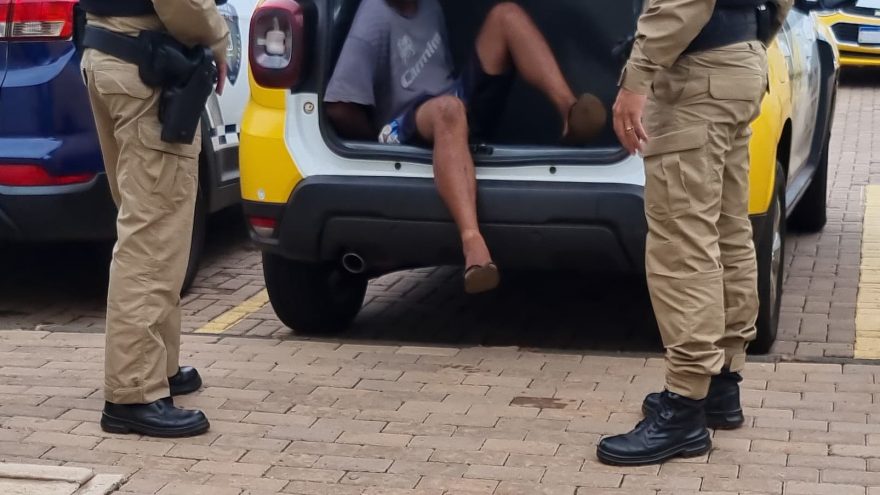 Homem armado com faca é preso após ameaçar companheira e incendiar veículo