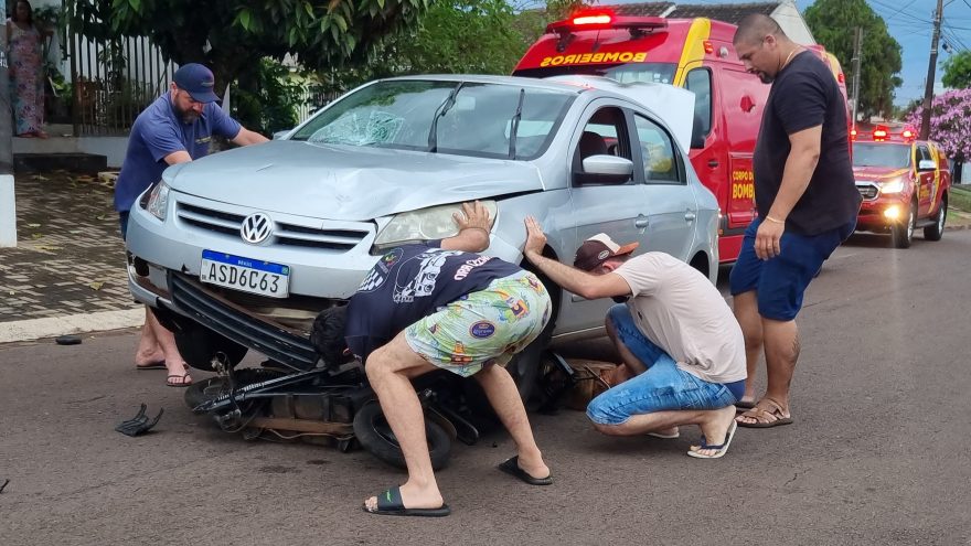 Acidente entre Voyage e veículo elétrico deixa homem gravemente ferido no Jardim Consolata