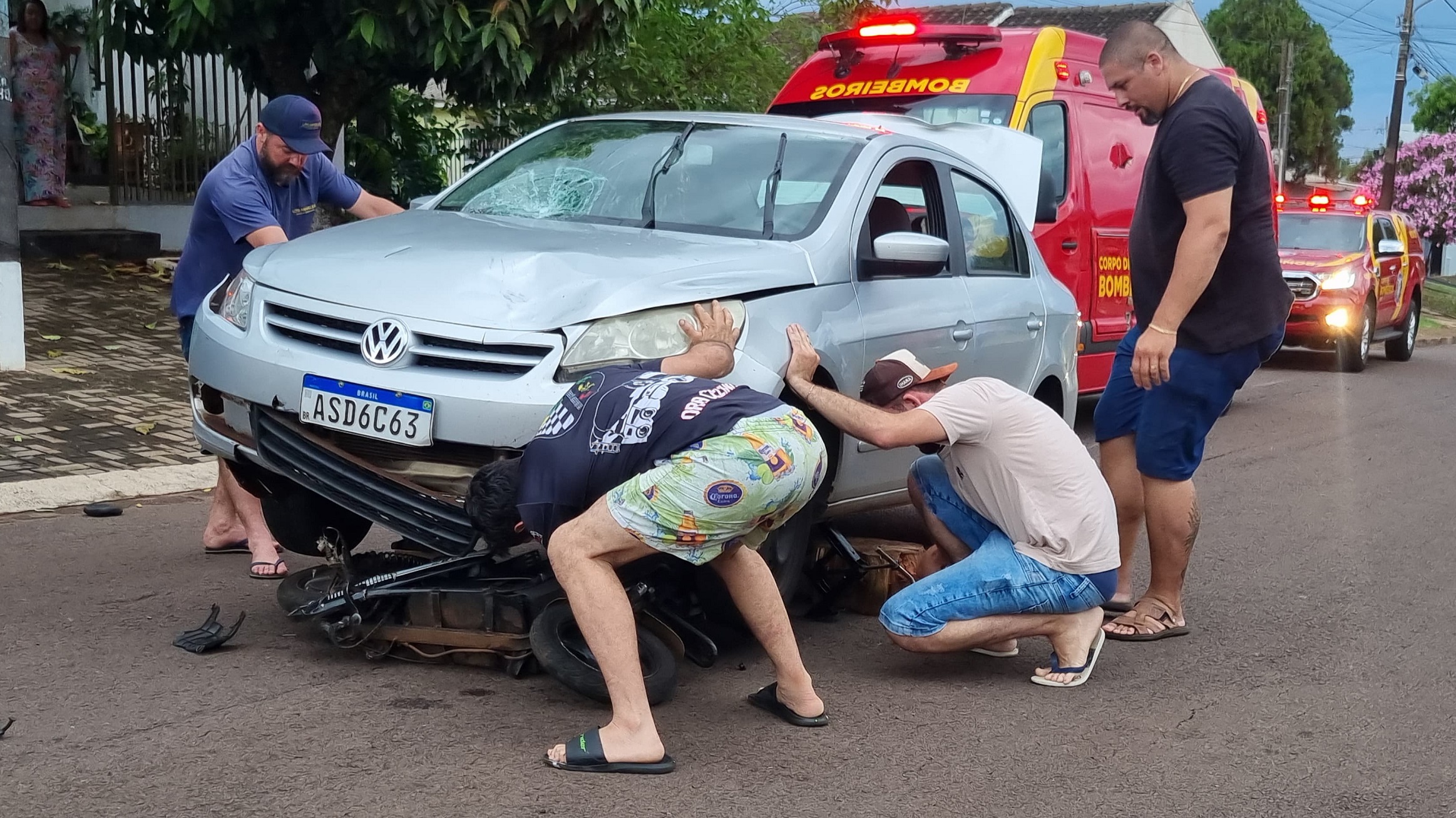 Acidente entre Voyage e veículo elétrico deixa homem gravemente ferido no Jardim Consolata