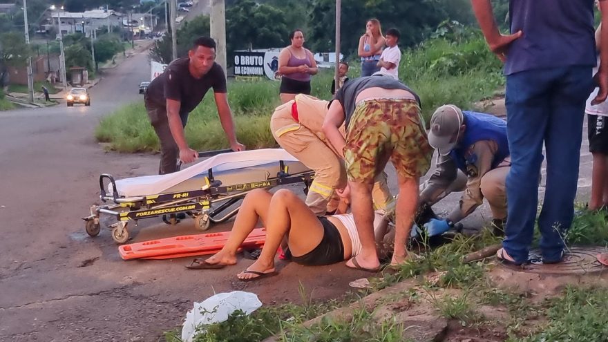 Ciclista é socorrida pelo Siate após acidente na Avenida Corbélia