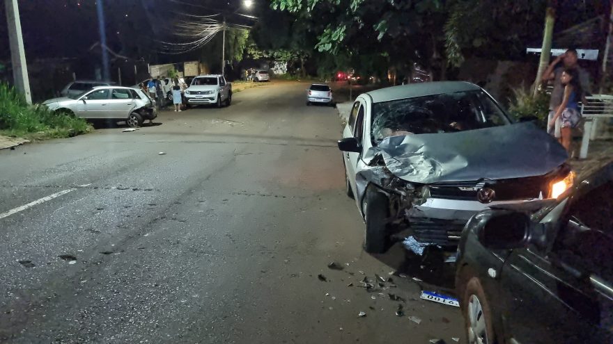 Motorista de Gol bate em Audi A3 estacionado, atravessa a pista, bate em Clio estacionado e abandona veículo