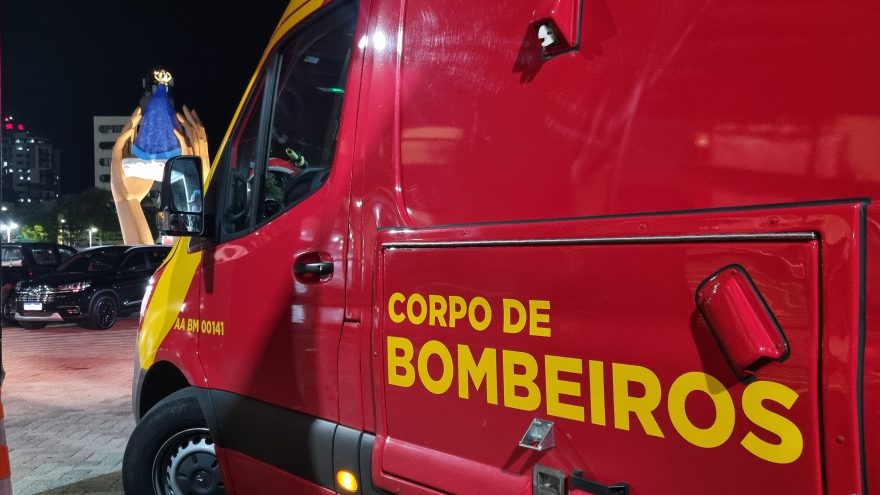 Mulher ferida é socorrida pelo Siate no Salão Paroquial da Catedral