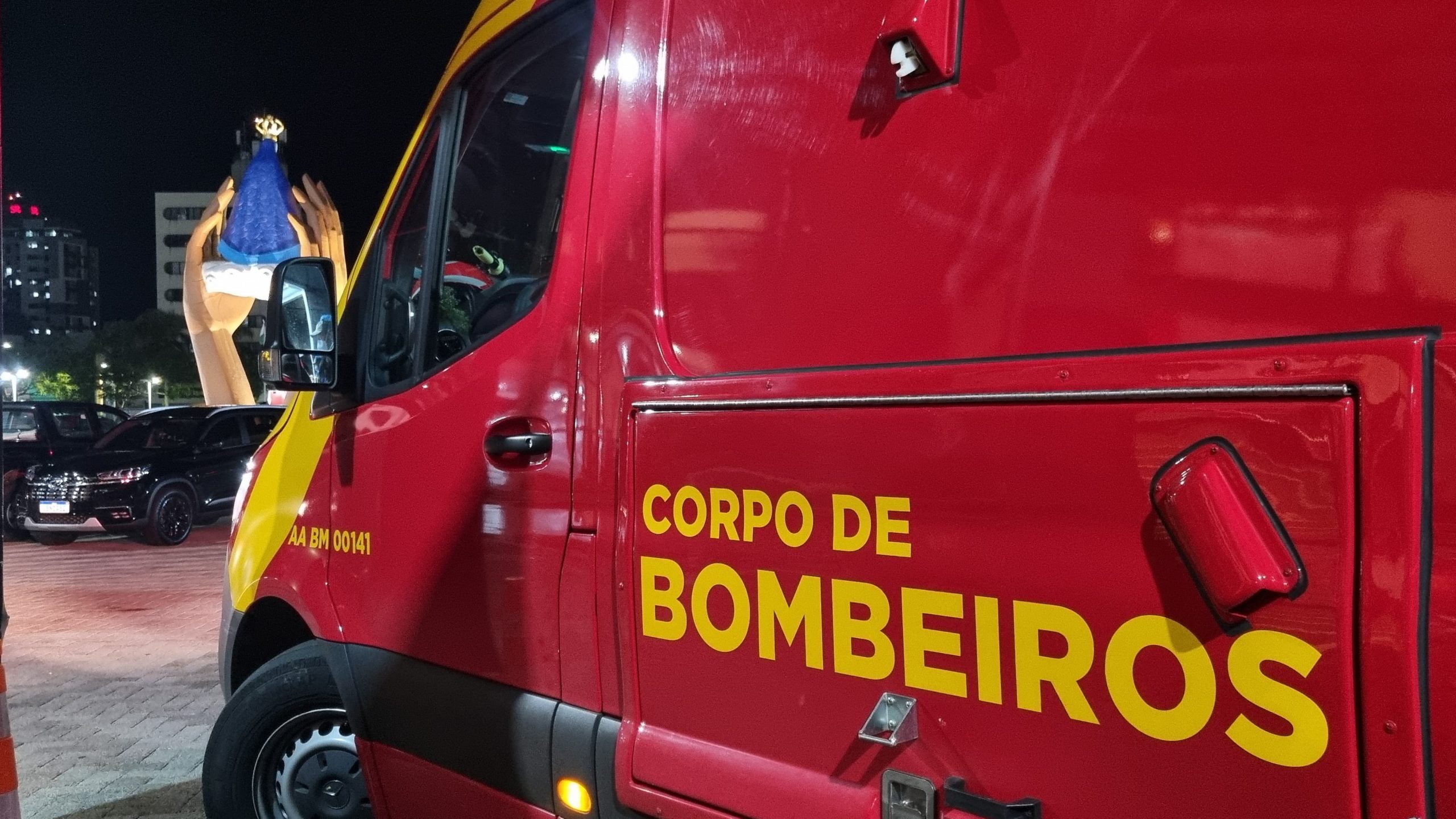 Mulher ferida é socorrida pelo Siate no Salão Paroquial da Catedral