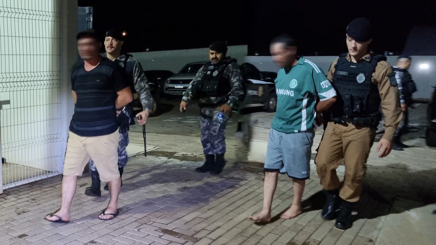 Carabinas e garrucha são apreendidas com dupla que estava em bar
