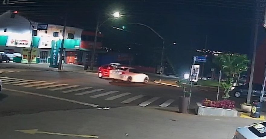 Imagens flagram colisão entre Fiesta e BMW 320i no Jardim Clarito