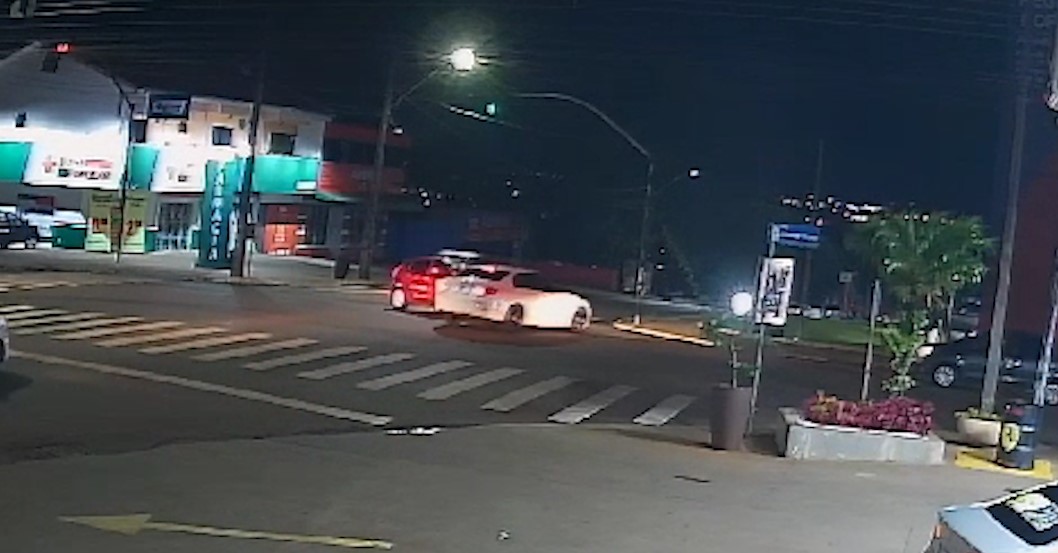Imagens flagram colisão entre Fiesta e BMW 320i no Jardim Clarito