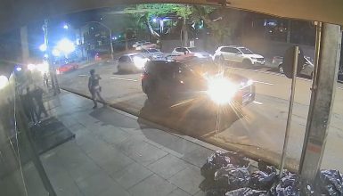 Câmera flagra prisão de vigilante fortemente armado na rua Paraná, em Cascavel Imagem referente a Câmera flagra prisão de vigilante fortemente armado na rua Paraná, em Cascavel