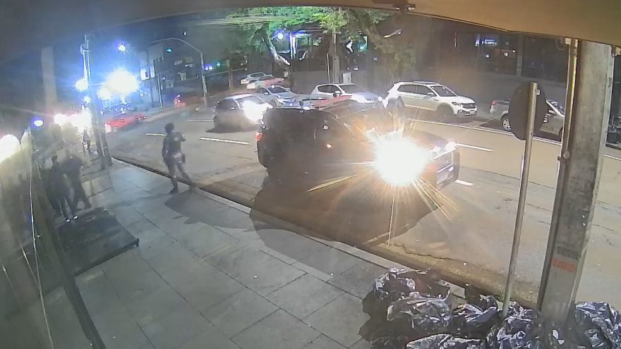 Câmera flagra prisão de vigilante fortemente armado na rua Paraná, em Cascavel