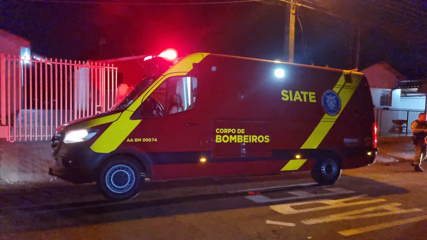 Pulando de telhado em telhado com botijão de gás, homem cai e fica ferido na Rua África