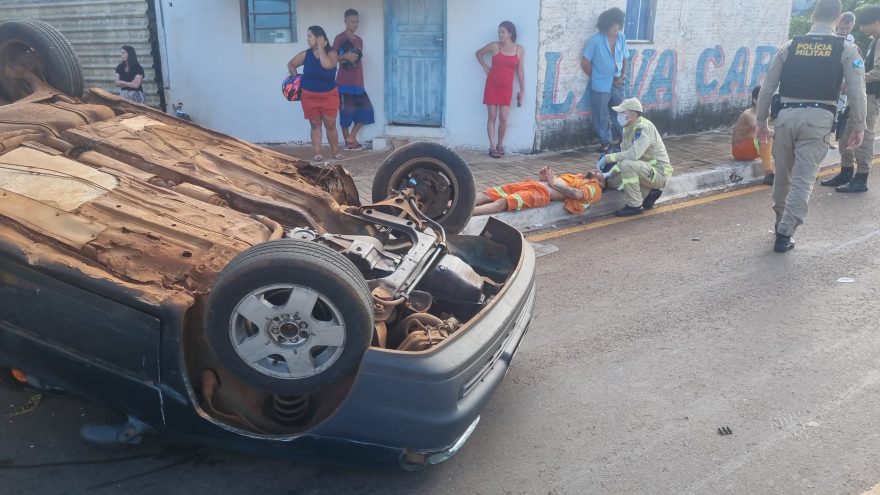 Coletores de lixo ficam feridos após capotamento na Rua Poente do Sol