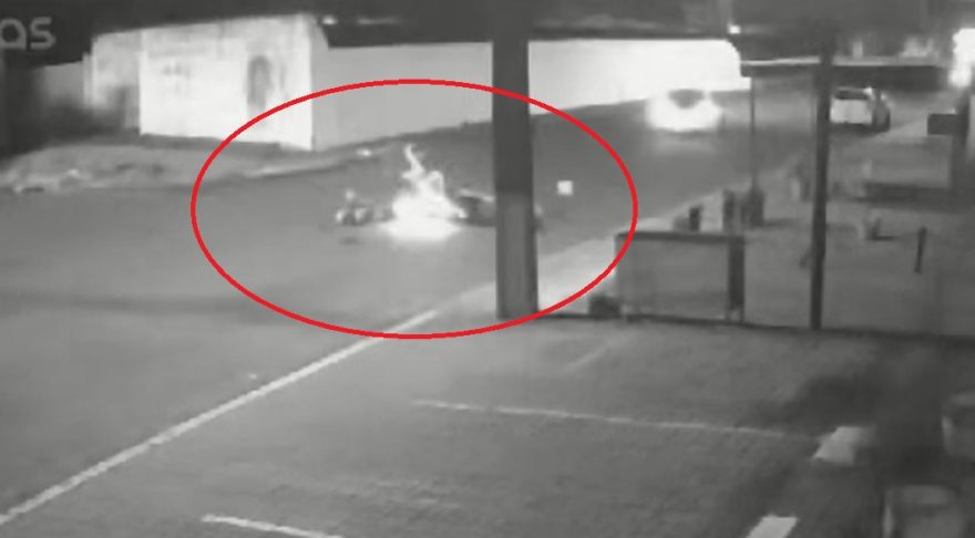 Câmera flagra acidente entre duas motos na Rua Altemar Dutra
