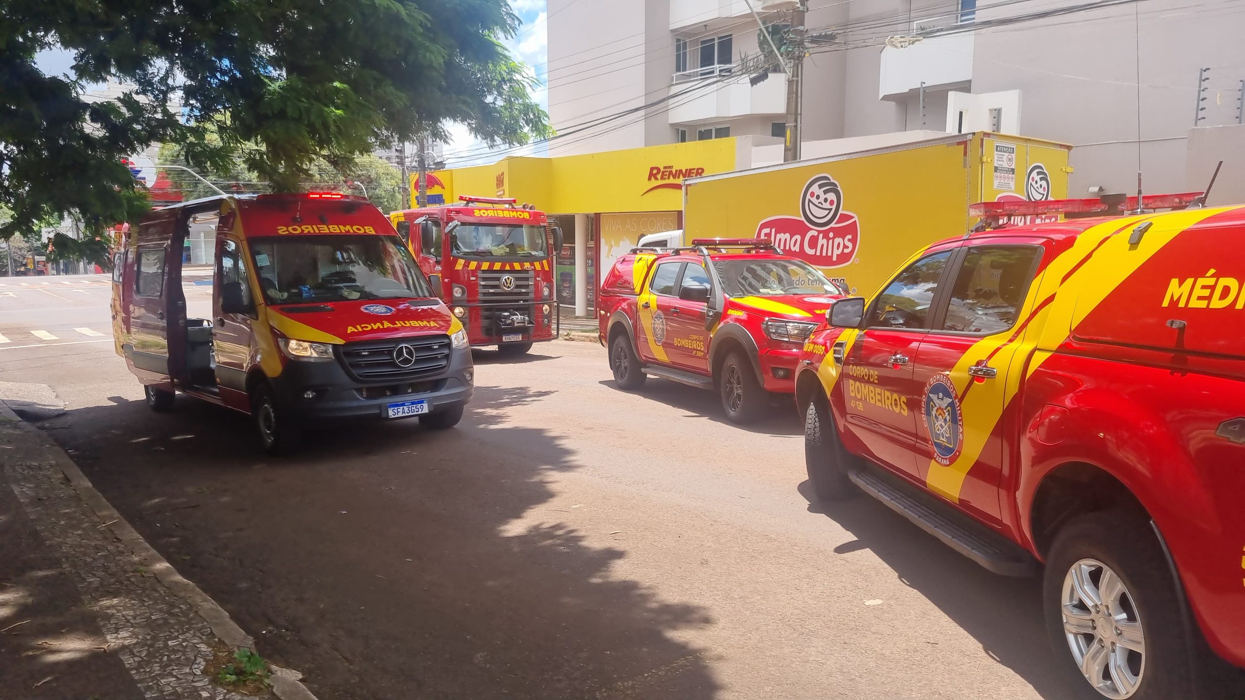 Idosa acende vela e causa incêndio em apartamento no Centro