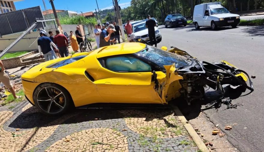 Manobrista de concessionária bate Ferrari  de R$ 3,5 milhões