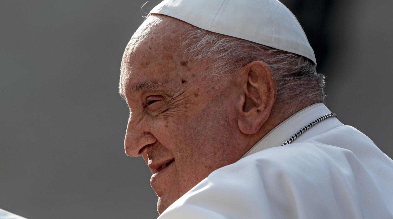 Papa Francisco deverá fazer primeira aparição pública desde o internamento neste domingo