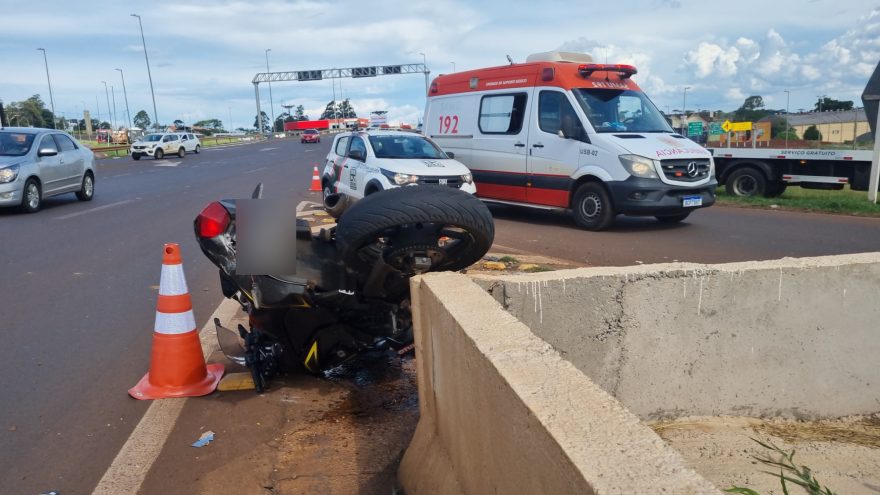 Condutor de Kawasaki Ninja se choca contra Guard Rail e fratura clavícula
