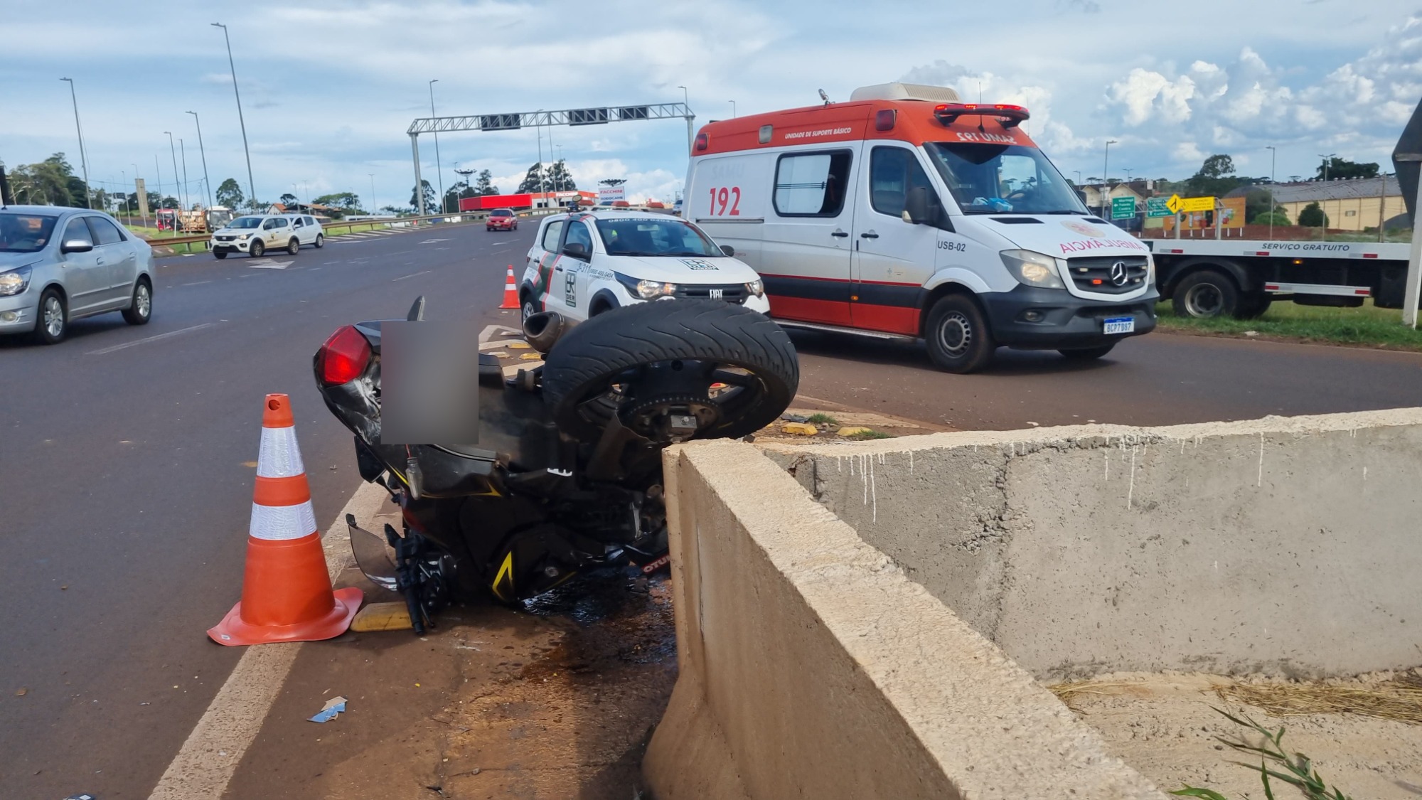 Condutor de Kawasaki Ninja se choca contra Guard Rail e fratura clavícula