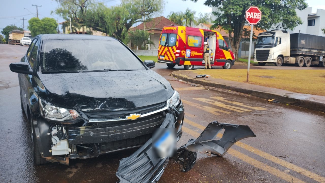Motociclista de 19 anos é socorrido após acidente com carro no Pacaembu