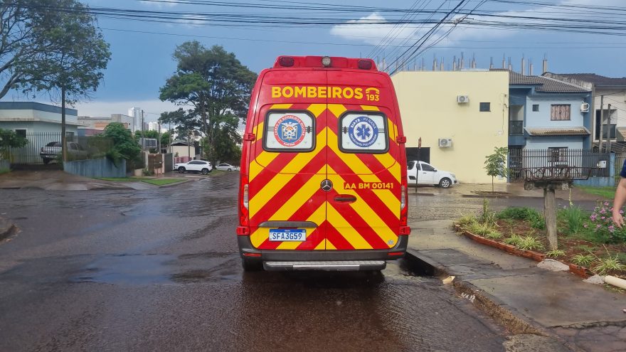 Idoso cai na varanda de casa e sofre corte em crânio