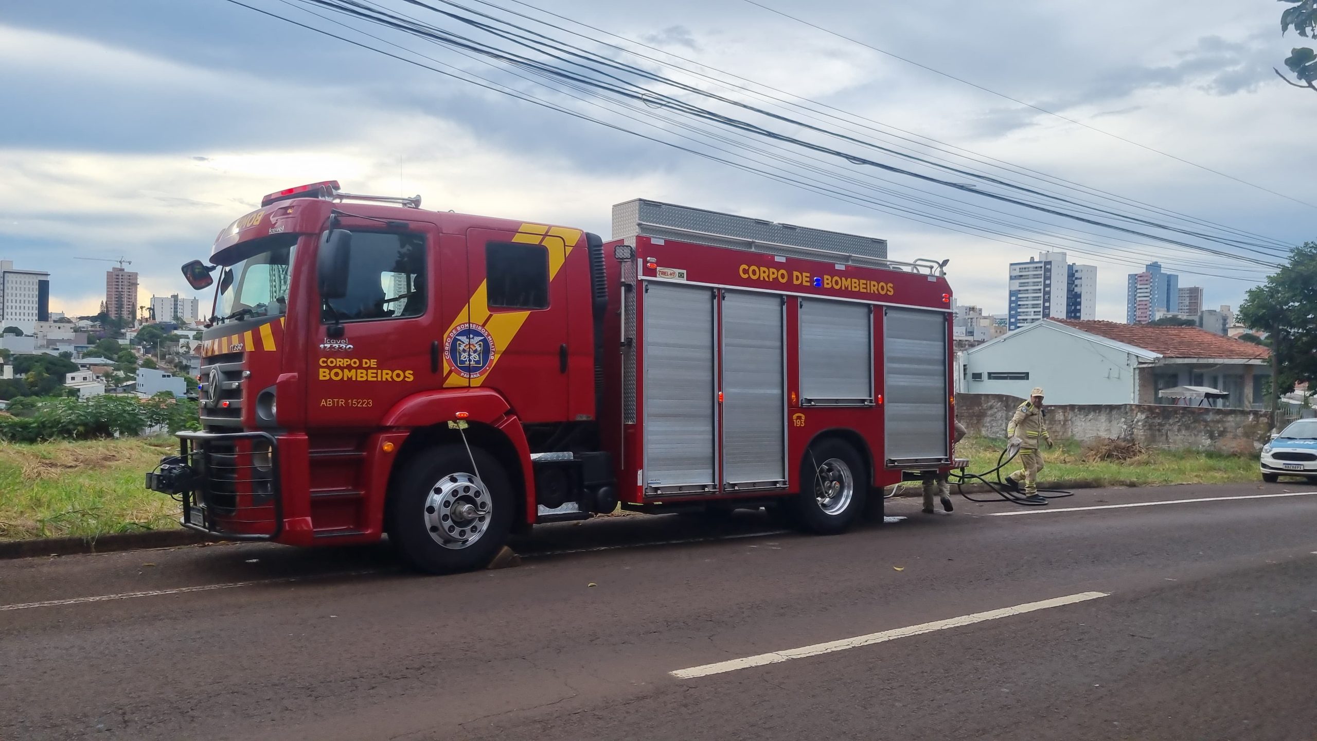 Rápida ação dos Bombeiros controla incêndio em lote baldio em Cascavel