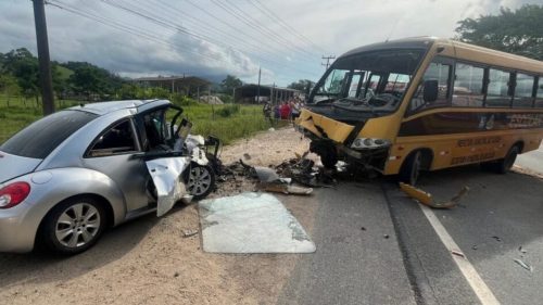 Tragédia na rodovia: motorista morre em acidente com ônibus escolar Imagem referente a Tragédia na rodovia: motorista morre em acidente com ônibus escolar