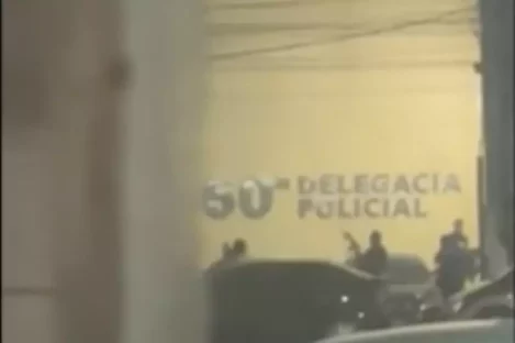 Dezenas de homens armados com fuzil atacam delegacia após detenção de suspeitos; veja vídeo Imagem referente a Dezenas de homens armados com fuzil atacam delegacia após detenção de suspeitos; veja vídeo