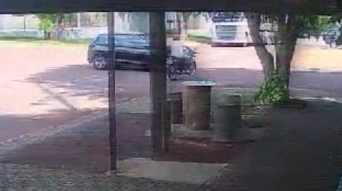 Câmera registra acidente que deixou motociclista ferido; comerciantes pedem melhorias na sinalização