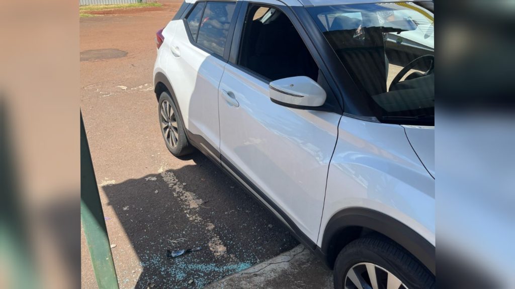 Mulher tem carro arrombado e pertences furtados no estacionamento do Ginásio Ciro Nardi