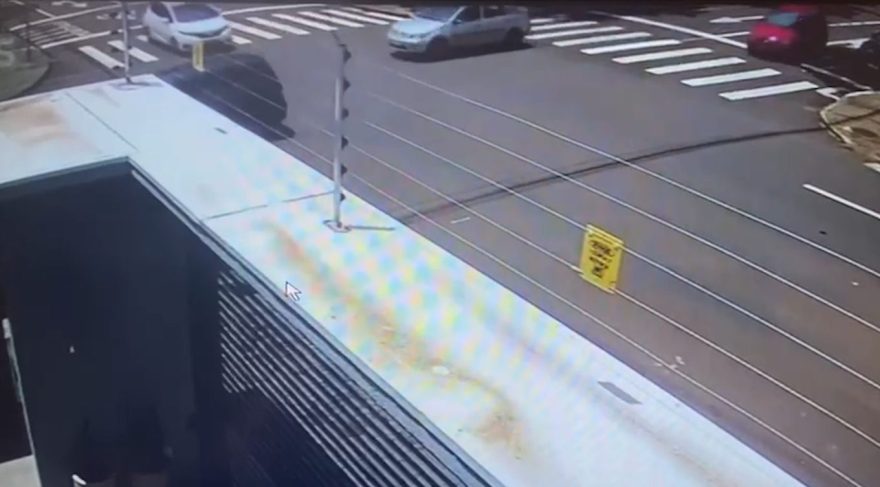 Câmera mostra Honda Fit batendo em Logan no Centro de Cascavel