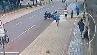 Câmera flagra mulher agredindo morador de rua com soqueira no Centro
