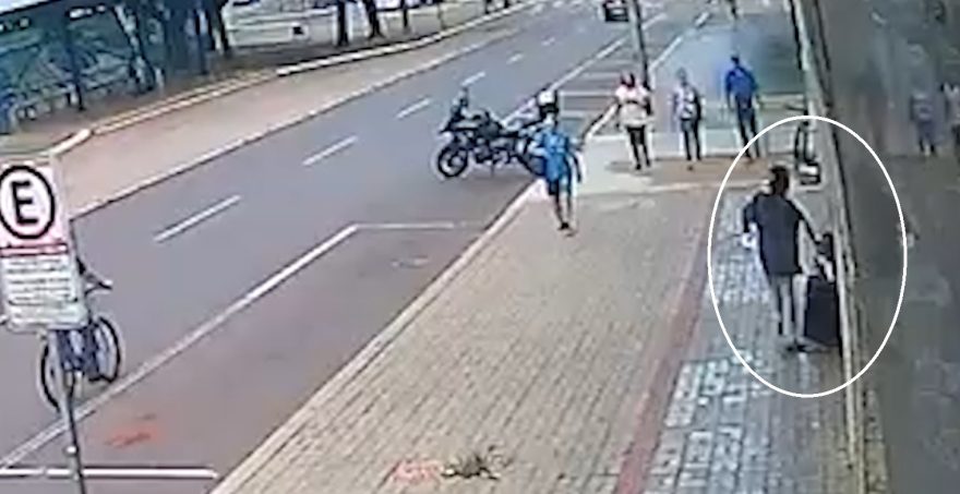 Câmera flagra mulher agredindo morador de rua com soqueira no Centro