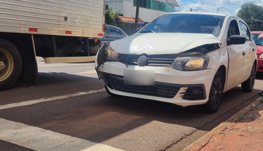 Acidente entre Gol e S10 é registrado na Rua Presidente Kennedy