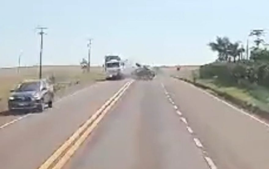 Vídeo mostra colisão frontal entre carro e caminhão; mulher morreu