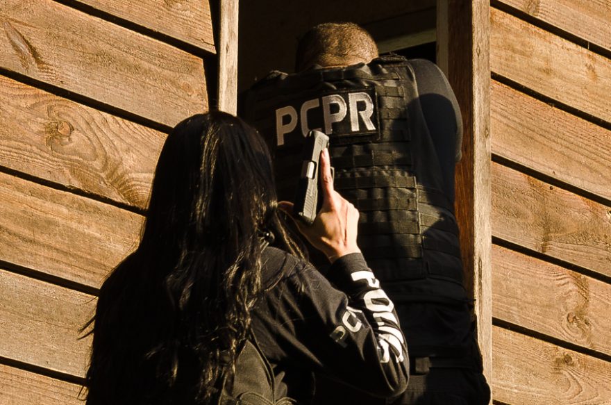 Polícia prende mãe que vendia filha de 11 anos para abusadores em troca de drogas