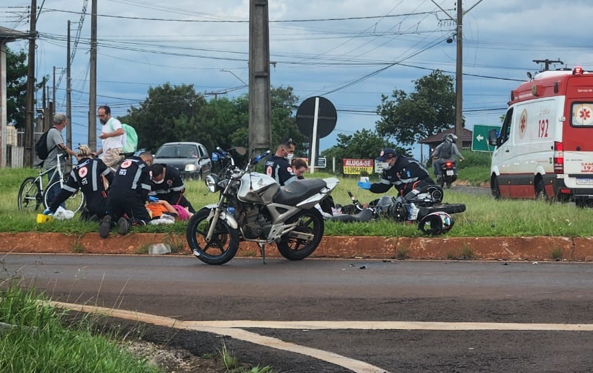 Acidente entre duas motos é registrado no Trevo de acesso ao Bairro Guarujá