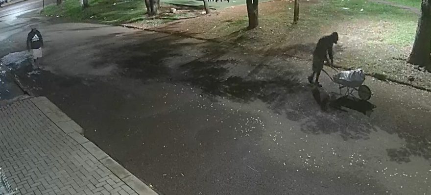 Câmeras flagram suspeitos saindo de obra no Interlagos com objetos furtados