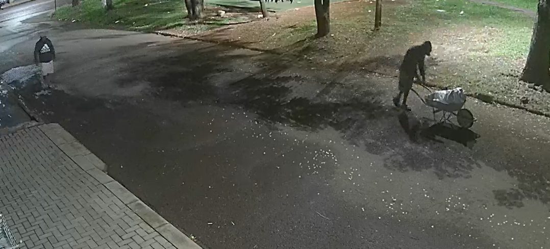 Câmeras flagram suspeitos saindo de obra no Interlagos com objetos furtados Câmeras flagram suspeitos saindo de obra no Interlagos com objetos furtados