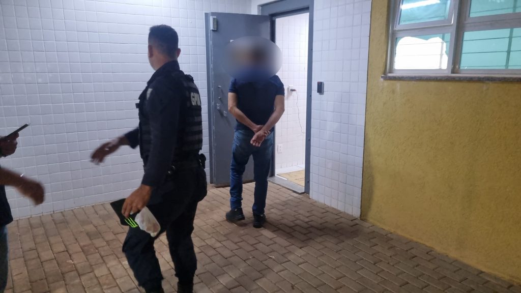 Motorista sem CNH, alcoolizado e na contramão “dá de cara” com viatura da Transitar
