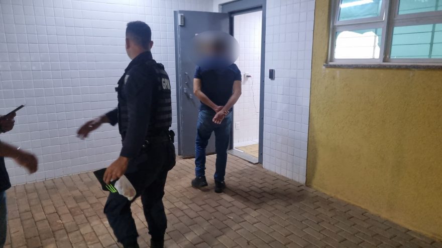 Motorista sem CNH, alcoolizado e na contramão “dá de cara” com viatura da Transitar