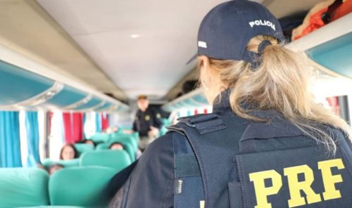 Maníaco do ônibus: passageiro é detido por se masturbar e tocar em mulher durante viagem Imagem referente a Maníaco do ônibus: passageiro é detido por se masturbar e tocar em mulher durante viagem