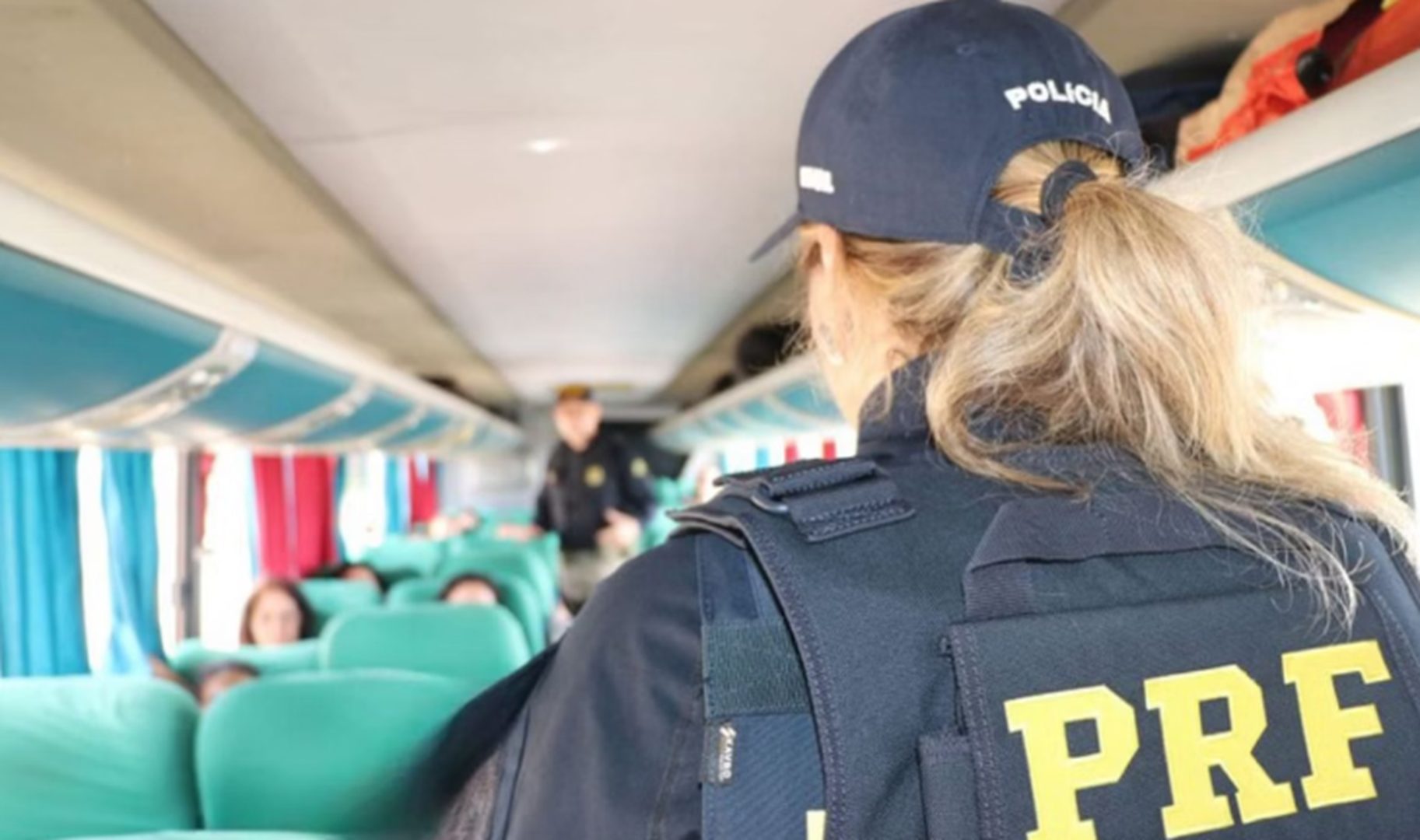 Maníaco do ônibus: passageiro é detido por se masturbar e tocar em mulher durante viagem Maníaco do ônibus: passageiro é detido por se masturbar e tocar em mulher durante viagem