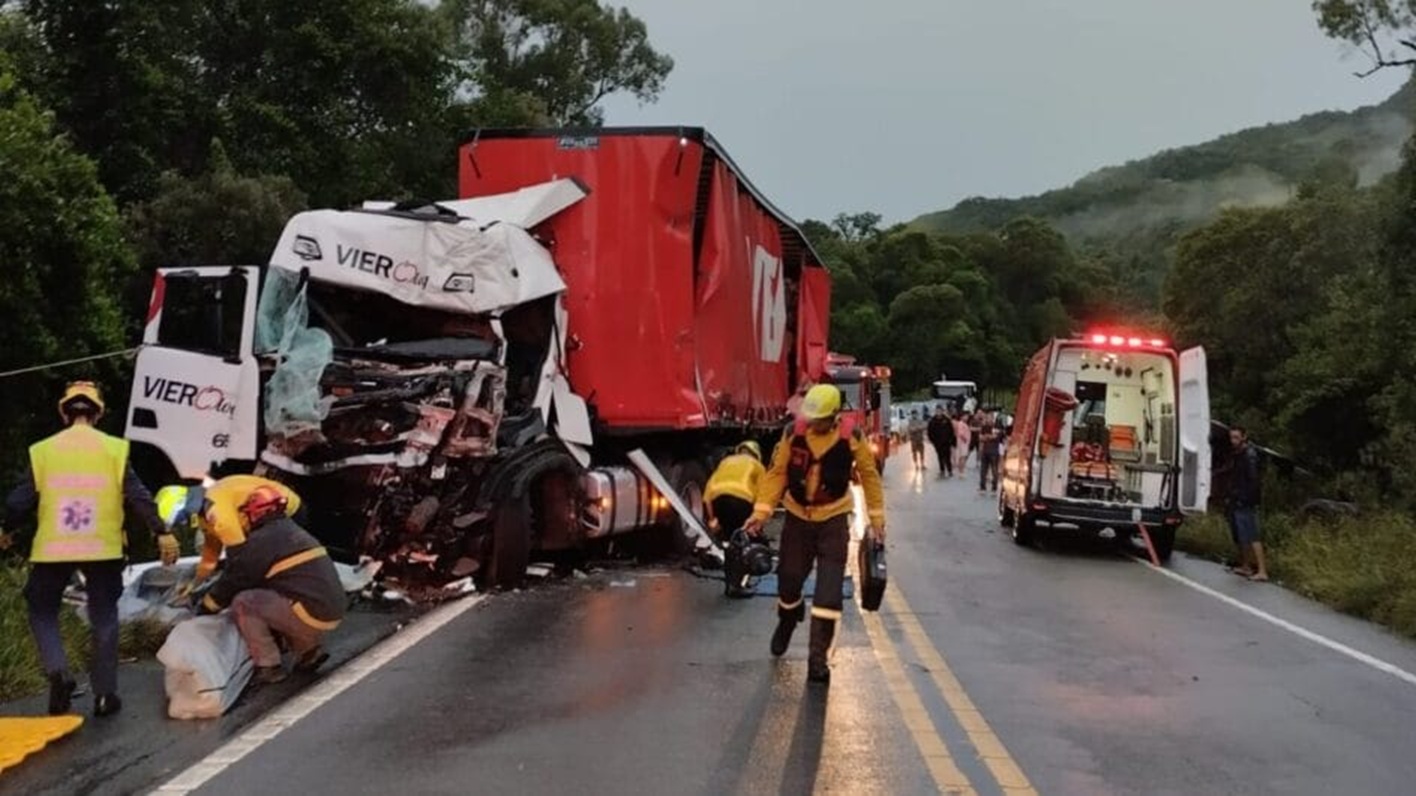 Tragédia na BR-282: colisão entre carretas resulta em morte e vítima hospitalizada Tragédia na BR-282: colisão entre carretas resulta em morte e vítima hospitalizada