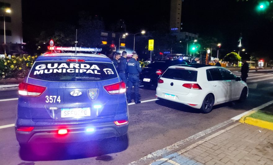Dois condutores são detidos após serem flagrados praticando racha na Avenida Brasil