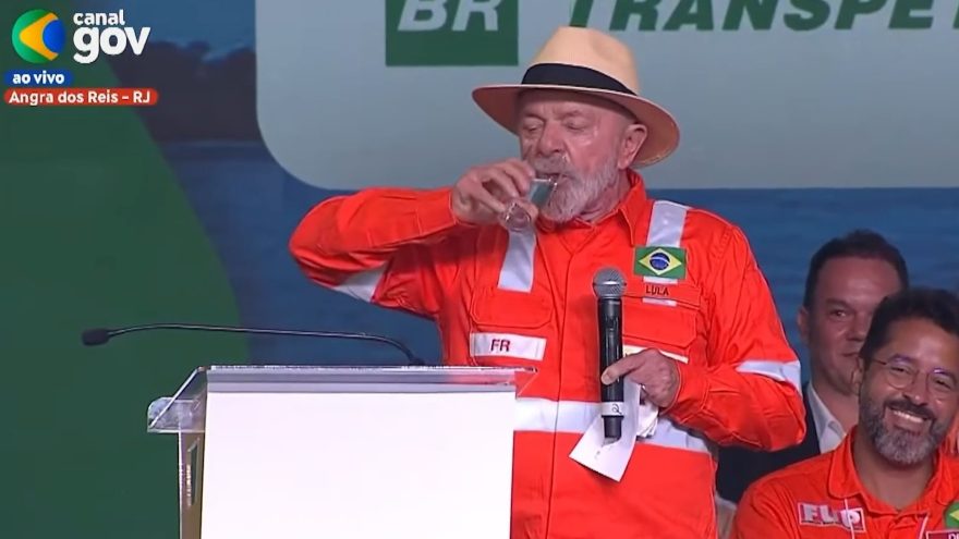 “Eu bebo gasolina? Não bebo. Eu bebo outro álcool, a gasolina não”, diz Lula irônico sobre Petrobras