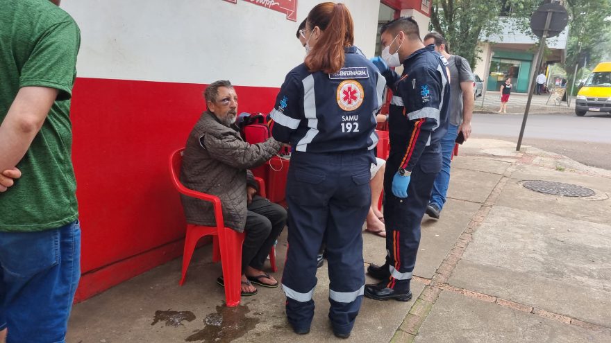 Com hematomas nos olhos, homem que foi agredido no sábado é socorrido pelo Samu no Centro