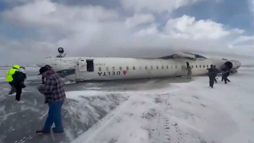 Avião capota e para de ponta-cabeça em Toronto, no Canadá; 80 pessoas estavam a bordo