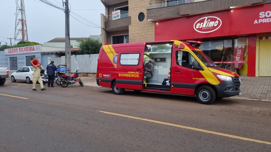 Motociclista é socorrido pelo Siate após sofrer acidente na rua Jacarezinho