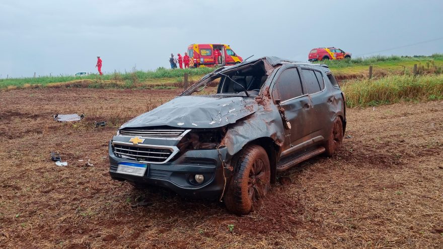 Trailblazer capota após aquaplanagem e Corpo de Bombeiros é acionado na BR-163