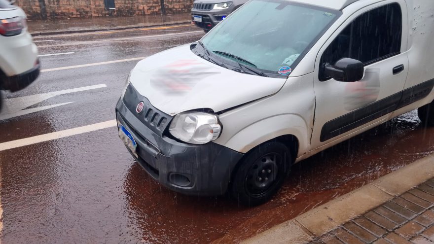 Fiorino e Doblô colidem na rua Rio Grande do Sul